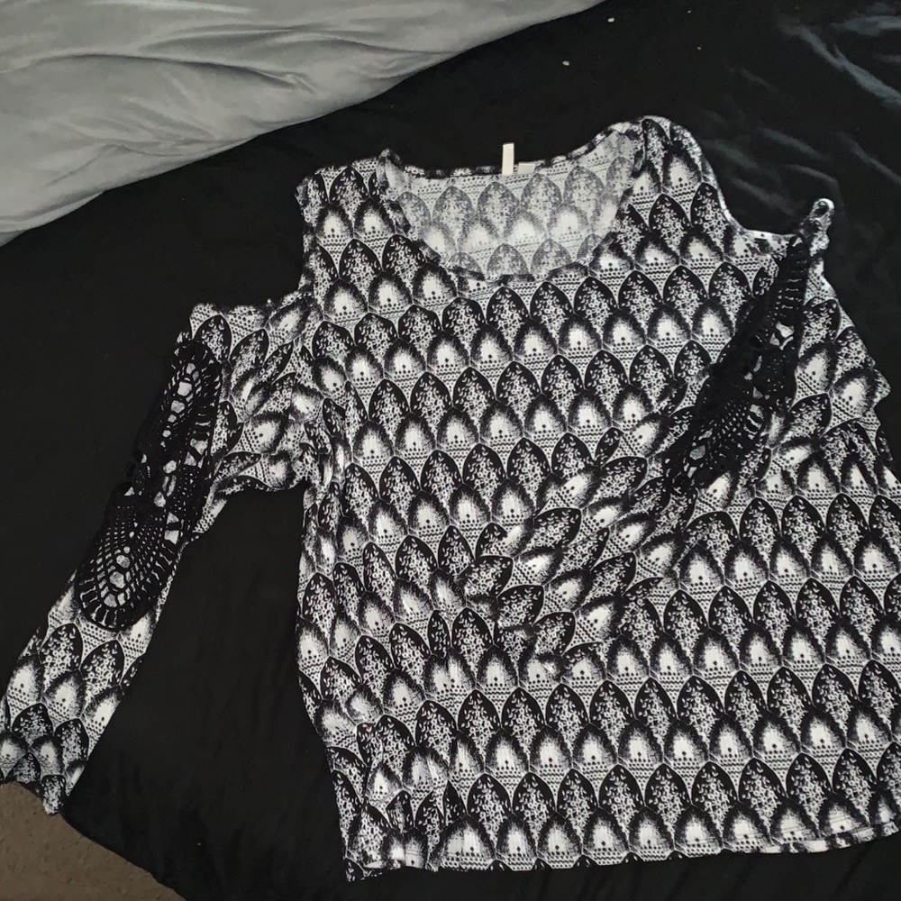 🐿Cato size 26/28 cold shoulder long sleeves